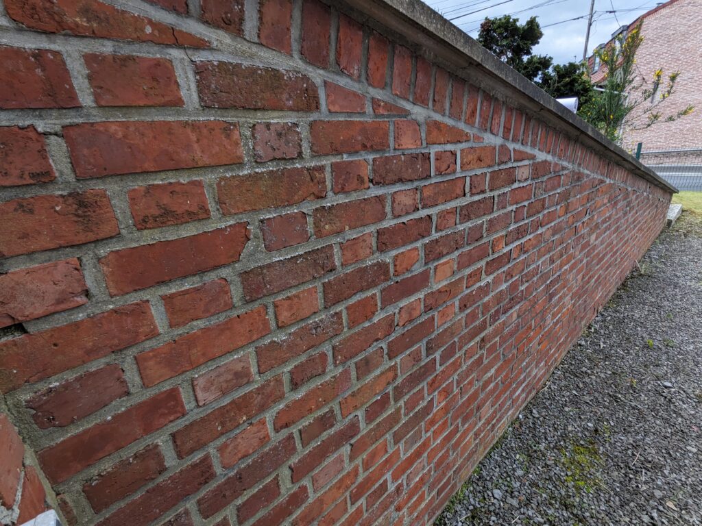 Examination des fissures structurelles dans un mur de briques